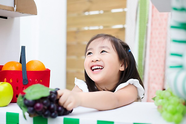 포토 JPG 주간 라이프스타일 여자 어린이라이프 어린이 오렌지 과일 모션 놀이 포도 한명 미소 들기 사람 앉기 동양인 소녀 상반신 야외 앞모습 바구니 귀여움 활발 유치원생 한국인 사과 즐거움 주기 소녀한명만 국내포토 자연요소 1 감정 뷰포인트 컨셉 표정 인종 생활 여자한명만 소녀만 파일형식