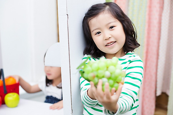 포토 JPG 주간 라이프스타일 여자 어린이라이프 어린이 오렌지 과일 모션 놀이 포도 서기 미소 들기 사람 앉기 동양인 소녀 상반신 야외 두명 앞모습 친구 바구니 귀여움 활발 유치원생 한국인 사과 즐거움 여자만 어린이만 소녀만 국내포토 자연요소 감정 뷰포인트 컨셉 관계 표정 인종 생활 파일형식