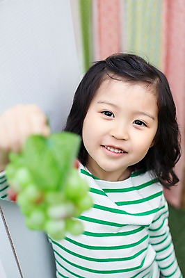 포토 JPG 주간 라이프스타일 여자 어린이라이프 어린이 과일 모션 놀이 포도 한명 서기 미소 들기 사람 동양인 소녀 상반신 야외 앞모습 귀여움 활발 유치원생 한국인 즐거움 주기 소녀한명만 국내포토 자연요소 1 감정 뷰포인트 컨셉 표정 인종 생활 여자한명만 소녀만 파일형식