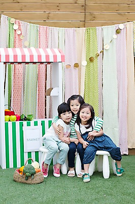 포토 JPG 주간 전신 라이프스타일 여자 어린이라이프 어린이 채소 의자 과일 모션 놀이 어깨동무 미소 사람 앉기 동양인 소녀 야외 앞모습 세명 친구 바구니 귀여움 유치원생 한국인 여자만 어린이만 소녀만 국내포토 자연요소 뷰포인트 포즈 가구 컨셉 관계 표정 인종 생활 파일형식