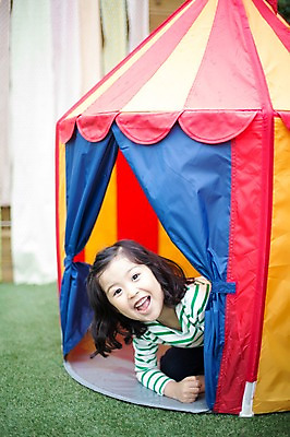 포토 JPG 주간 라이프스타일 여자 어린이라이프 어린이 장난 모션 놀이 텐트 한명 미소 사람 동양인 소녀 상반신 야외 앞모습 귀여움 활발 유치원생 한국인 즐거움 소녀한명만 국내포토 자연요소 1 감정 뷰포인트 컨셉 표정 캠핑도구 인종 생활 여자한명만 소녀만 파일형식