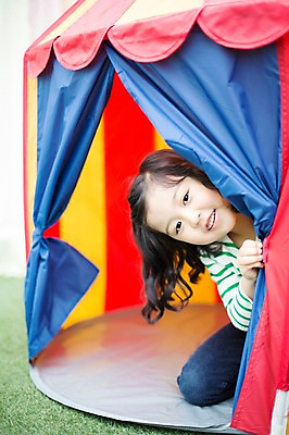 포토 JPG 주간 라이프스타일 여자 어린이라이프 어린이 장난 모션 놀이 텐트 한명 미소 사람 앉기 동양인 소녀 상반신 야외 앞모습 귀여움 활발 유치원생 한국인 즐거움 소녀한명만 국내포토 자연요소 1 감정 뷰포인트 컨셉 표정 캠핑도구 인종 생활 여자한명만 소녀만 파일형식