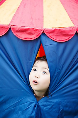 포토 JPG 주간 라이프스타일 응시 여자 어린이라이프 얼굴 어린이 모션 텐트 한명 사람 동양인 소녀 상반신 야외 앞모습 신체부위 귀여움 활발 유치원생 한국인 즐거움 소녀한명만 국내포토 자연요소 1 시선 감정 뷰포인트 컨셉 캠핑도구 인종 생활 여자한명만 소녀만 파일형식