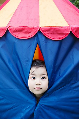 포토 JPG 주간 라이프스타일 응시 여자 어린이라이프 얼굴 어린이 장난 모션 놀이 텐트 한명 사람 동양인 소녀 상반신 야외 앞모습 신체부위 귀여움 활발 유치원생 한국인 즐거움 소녀한명만 국내포토 자연요소 1 시선 감정 뷰포인트 컨셉 캠핑도구 인종 생활 여자한명만 소녀만 파일형식