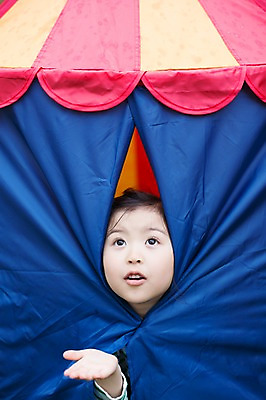 포토 JPG 주간 라이프스타일 여자 어린이라이프 어린이 장난 모션 놀이 텐트 한명 미소 사람 동양인 손짓 소녀 상반신 야외 앞모습 귀여움 활발 유치원생 한국인 손내밀기 즐거움 소녀한명만 국내포토 자연요소 1 감정 뷰포인트 컨셉 표정 캠핑도구 인종 생활 여자한명만 소녀만 파일형식