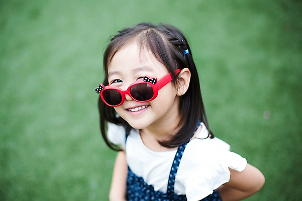 포토 JPG 주간 라이프스타일 여자 어린이라이프 어린이 모션 윙크 한명 서기 미소 사람 동양인 소녀 상반신 야외 앞모습 선글라스 귀여움 활발 유치원생 한국인 즐거움 소녀한명만 국내포토 자연요소 1 감정 안경 뷰포인트 컨셉 표정 인종 생활 여자한명만 소녀만 파일형식