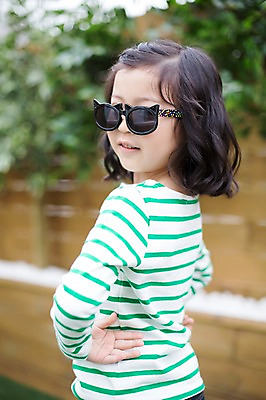 포토 JPG 주간 라이프스타일 응시 여자 어린이라이프 어린이 허리손 모션 놀이 한명 서기 미소 사람 동양인 소녀 상반신 야외 뒷모습 선글라스 귀여움 활발 유치원생 한국인 뒤돌아보기 즐거움 소녀한명만 국내포토 자연요소 1 시선 감정 안경 뷰포인트 포즈 컨셉 표정 인종 생활 여자한명만 소녀만 파일형식