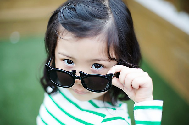 포토 JPG 주간 라이프스타일 여자 어린이라이프 어린이 모션 한명 서기 사람 동양인 손짓 소녀 상반신 야외 앞모습 선글라스 귀여움 활발 유치원생 한국인 즐거움 소녀한명만 국내포토 자연요소 1 감정 안경 뷰포인트 컨셉 인종 생활 여자한명만 소녀만 파일형식