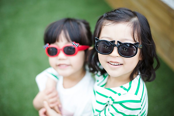 포토 JPG 주간 라이프스타일 여자 어린이라이프 어린이 장난 모션 놀이 서기 미소 사람 동양인 소녀 상반신 야외 두명 앞모습 친구 선글라스 귀여움 활발 유치원생 한국인 즐거움 여자만 어린이만 소녀만 국내포토 자연요소 감정 안경 뷰포인트 컨셉 관계 표정 인종 생활 파일형식