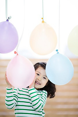 포토 JPG 주간 라이프스타일 여자 어린이라이프 어린이 장난 모션 놀이 한명 서기 미소 들기 사람 동양인 소녀 상반신 야외 앞모습 귀여움 유치원생 한국인 즐거움 풍선 특별함 소녀한명만 국내포토 자연요소 1 감정 뷰포인트 컨셉 표정 인종 생활 여자한명만 소녀만 파일형식