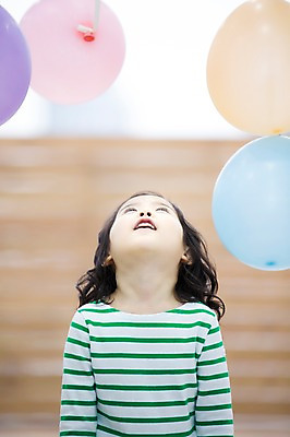 포토 JPG 주간 라이프스타일 여자 어린이라이프 어린이 모션 놀이 한명 서기 사람 동양인 소녀 상반신 야외 앞모습 귀여움 유치원생 한국인 올려보기 즐거움 풍선 특별함 소녀한명만 국내포토 자연요소 1 감정 뷰포인트 컨셉 인종 생활 여자한명만 소녀만 파일형식