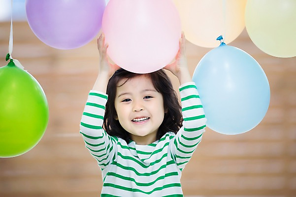 포토 JPG 주간 라이프스타일 여자 어린이라이프 어린이 모션 놀이 한명 서기 미소 사람 동양인 소녀 상반신 야외 앞모습 귀여움 유치원생 한국인 즐거움 풍선 특별함 소녀한명만 국내포토 자연요소 1 감정 뷰포인트 컨셉 표정 인종 생활 여자한명만 소녀만 파일형식