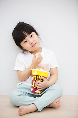 포토 JPG 스튜디오촬영 전신 라이프스타일 응시 여자 어린이라이프 어린이 모션 휴식 실내 한명 미소 들기 사람 앉기 동양인 소녀 앞모습 과자 유치원생 한국인 먹기 소녀한명만 국내포토 1 시선 뷰포인트 컨셉 디저트 표정 인종 내부 생활 여자한명만 소녀만 파일형식