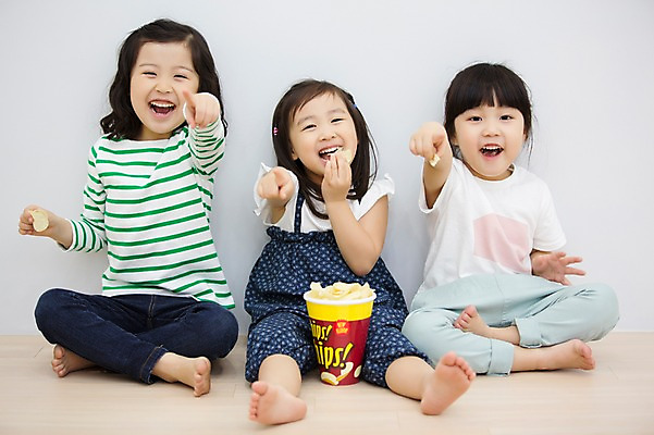 포토 JPG 스튜디오촬영 전신 라이프스타일 여자 어린이라이프 어린이 모션 휴식 실내 미소 사람 앉기 동양인 손짓 소녀 앞모습 세명 친구 과자 유치원생 한국인 가리킴 먹기 여자만 어린이만 소녀만 국내포토 뷰포인트 컨셉 관계 디저트 표정 인종 내부 생활 파일형식