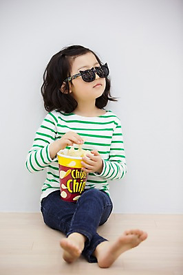 포토 JPG 스튜디오촬영 전신 라이프스타일 응시 여자 어린이라이프 어린이 모션 실내 한명 들기 사람 앉기 동양인 소녀 앞모습 선글라스 과자 유치원생 한국인 소녀한명만 국내포토 1 시선 안경 뷰포인트 디저트 인종 내부 생활 여자한명만 소녀만 파일형식