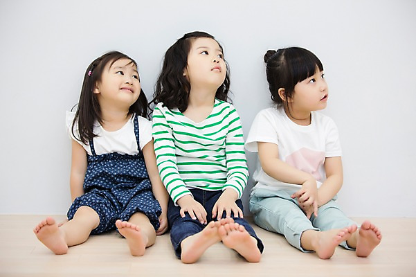 포토 JPG 스튜디오촬영 전신 라이프스타일 응시 여자 어린이라이프 어린이 모션 휴식 실내 사람 앉기 동양인 소녀 앞모습 세명 친구 유치원생 한국인 여자만 어린이만 소녀만 국내포토 시선 뷰포인트 컨셉 관계 인종 내부 생활 파일형식