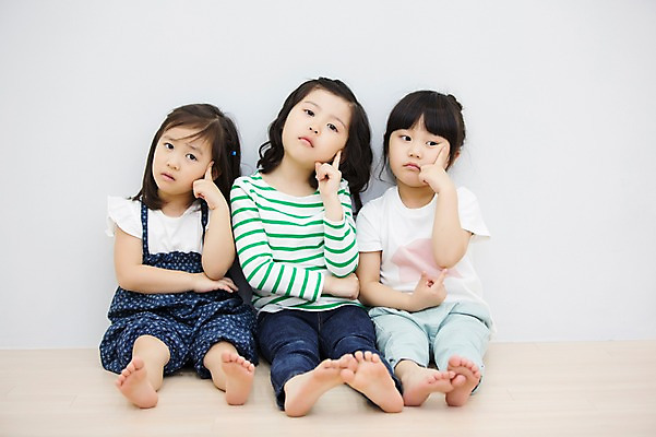 포토 JPG 스튜디오촬영 전신 라이프스타일 여자 어린이라이프 어린이 모션 휴식 실내 미소 사람 앉기 동양인 손짓 소녀 앞모습 세명 친구 유치원생 한국인 호기심 여자만 어린이만 소녀만 국내포토 감정 뷰포인트 컨셉 관계 표정 인종 내부 생활 파일형식