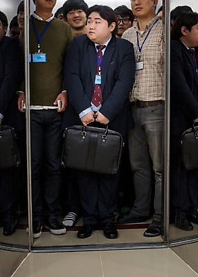 포토 JPG 전신 라이프스타일 남자 가방 회사 비즈니스 모션 실내 서기 들기 사람 동양인 정장 여러명 성인 앞모습 30대 비즈니스라이프 한국인 직장인 비즈니스맨 만원 엘리베이터 비만 신입사원 사원증 눈치 성인남자만 국내포토 직업 잡화 옷 뷰포인트 다수 지폐 인종 내부 생활 장년 몸매 남자만 성인만 파일형식