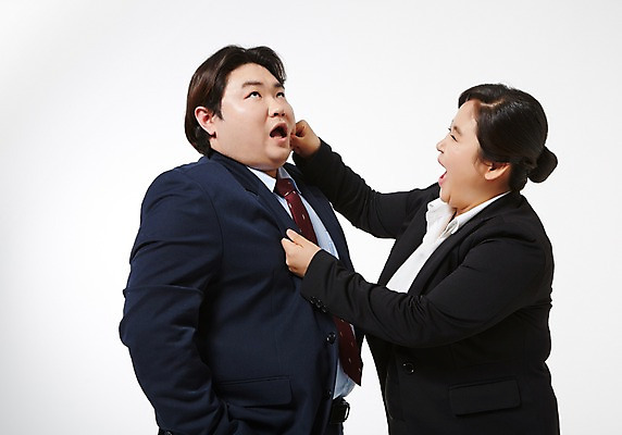 포토 JPG 스튜디오촬영 라이프스타일 여자 남자 장난 비즈니스 모션 함께함 실내 서기 사람 동양인 정장 손짓 상반신 성인 두명 옆모습 30대 비즈니스라이프 마주보기 한국인 직장인 비즈니스맨 비즈니스우먼 비만 신입사원 꼬집기 장년만 성인만 국내포토 직업 옷 뷰포인트 컨셉 인종 내부 생활 장년 몸매 파일형식