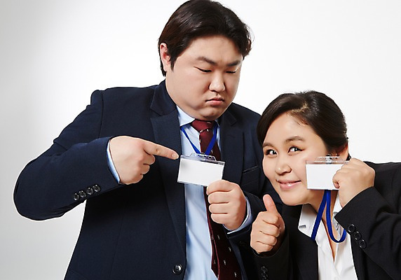 포토 JPG 스튜디오촬영 라이프스타일 여자 남자 비즈니스 모션 함께함 실내 서기 들기 사람 동양인 손짓 상반신 성인 두명 앞모습 30대 비즈니스라이프 한국인 엄지손가락 가리킴 최고 직장인 비즈니스맨 비즈니스우먼 비만 저장 신입사원 사원증 장년만 성인만 국내포토 직업 뷰포인트 컨셉 손가락 인종 내부 생활 장년 몸매 파일형식