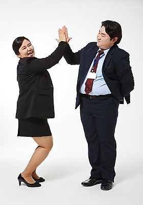 포토 JPG 스튜디오촬영 전신 라이프스타일 여자 남자 비즈니스 모션 함께함 실내 서기 미소 사람 동양인 정장 손짓 성인 두명 옆모습 30대 비즈니스라이프 마주보기 파이팅 한국인 직장인 비즈니스맨 비즈니스우먼 비만 신입사원 장년만 성인만 국내포토 직업 옷 뷰포인트 컨셉 표정 인종 내부 생활 장년 몸매 파일형식