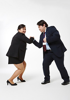 포토 JPG 스튜디오촬영 전신 라이프스타일 여자 남자 장난 비즈니스 모션 함께함 실내 서기 미소 사람 동양인 정장 손짓 성인 두명 옆모습 30대 비즈니스라이프 마주보기 파이팅 한국인 직장인 비즈니스맨 비즈니스우먼 비만 신입사원 장년만 성인만 국내포토 직업 옷 뷰포인트 컨셉 표정 인종 내부 생활 장년 몸매 파일형식