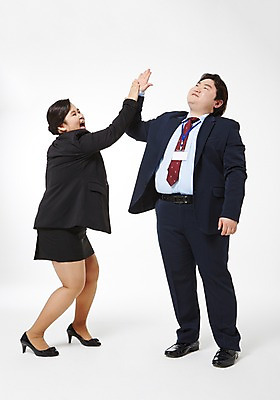 포토 JPG 스튜디오촬영 전신 라이프스타일 여자 남자 비즈니스 모션 함께함 실내 서기 미소 사람 동양인 정장 손짓 성인 두명 옆모습 30대 비즈니스라이프 파이팅 한국인 직장인 비즈니스맨 비즈니스우먼 비만 신입사원 하이파이브 장년만 성인만 국내포토 직업 옷 뷰포인트 컨셉 표정 인종 내부 생활 장년 몸매 파일형식