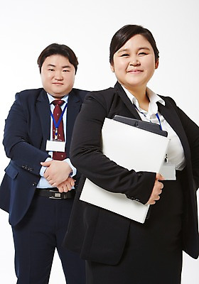 포토 JPG 스튜디오촬영 라이프스타일 여자 남자 비즈니스 모션 함께함 실내 서기 미소 들기 사람 동양인 손짓 상반신 성인 두명 앞모습 30대 비즈니스라이프 한국인 직장인 비즈니스맨 비즈니스우먼 비만 신입사원 문서 손모으기 장년만 성인만 국내포토 직업 뷰포인트 컨셉 표정 인종 내부 생활 장년 몸매 파일형식