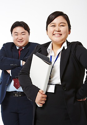 포토 JPG 스튜디오촬영 라이프스타일 여자 남자 비즈니스 모션 함께함 실내 서기 미소 들기 사람 동양인 정장 상반신 성인 두명 앞모습 30대 비즈니스라이프 팔짱 한국인 직장인 비즈니스맨 비즈니스우먼 비만 신입사원 문서 장년만 성인만 국내포토 직업 옷 뷰포인트 컨셉 표정 인종 내부 생활 장년 몸매 파일형식