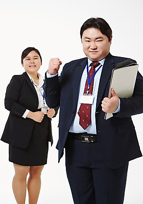 포토 JPG 스튜디오촬영 라이프스타일 여자 남자 비즈니스 모션 함께함 실내 서기 미소 들기 사람 동양인 정장 손짓 상반신 성인 두명 앞모습 30대 비즈니스라이프 파이팅 한국인 직장인 비즈니스맨 비즈니스우먼 비만 신입사원 문서 장년만 성인만 국내포토 직업 옷 뷰포인트 컨셉 표정 인종 내부 생활 장년 몸매 파일형식