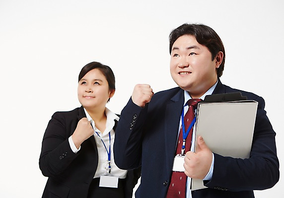 포토 JPG 스튜디오촬영 라이프스타일 응시 여자 남자 비즈니스 모션 함께함 실내 서기 들기 사람 동양인 정장 손짓 상반신 성인 두명 앞모습 30대 비즈니스라이프 파이팅 주먹 한국인 직장인 비즈니스맨 비즈니스우먼 비만 신입사원 문서 장년만 성인만 국내포토 직업 시선 옷 뷰포인트 컨셉 인종 내부 생활 장년 몸매 파일형식