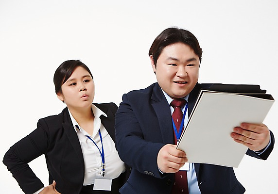 포토 JPG 스튜디오촬영 라이프스타일 응시 여자 남자 비즈니스 모션 함께함 실내 서기 들기 사람 동양인 정장 손짓 상반신 성인 두명 앞모습 30대 비즈니스라이프 한국인 직장인 비즈니스맨 비즈니스우먼 비만 신입사원 문서 장년만 성인만 국내포토 직업 시선 옷 뷰포인트 컨셉 인종 내부 생활 장년 몸매 파일형식