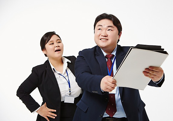 포토 JPG 스튜디오촬영 라이프스타일 응시 여자 남자 허리손 비즈니스 모션 함께함 실내 서기 미소 들기 사람 동양인 정장 상반신 성인 두명 앞모습 30대 비즈니스라이프 한국인 직장인 비즈니스맨 비즈니스우먼 비만 신입사원 문서 장년만 성인만 국내포토 직업 시선 옷 뷰포인트 포즈 컨셉 표정 인종 내부 생활 장년 몸매 파일형식