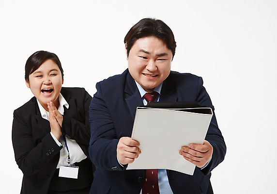 포토 JPG 스튜디오촬영 라이프스타일 여자 남자 비즈니스 모션 함께함 실내 서기 미소 들기 사람 동양인 정장 손짓 상반신 성인 두명 앞모습 30대 비즈니스라이프 한국인 직장인 비즈니스맨 비즈니스우먼 비만 신입사원 문서 손모으기 장년만 성인만 국내포토 직업 옷 뷰포인트 컨셉 표정 인종 내부 생활 장년 몸매 파일형식