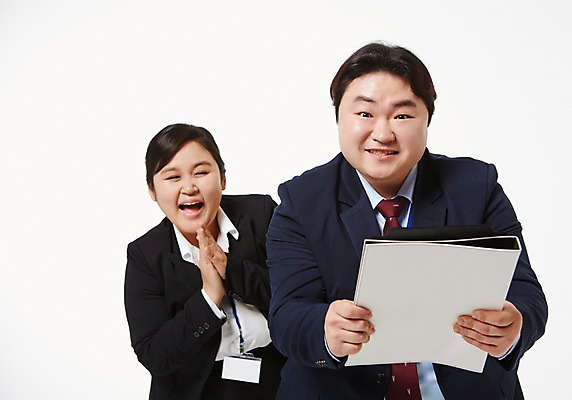 포토 JPG 스튜디오촬영 라이프스타일 여자 남자 비즈니스 모션 함께함 실내 서기 미소 들기 사람 동양인 정장 손짓 상반신 성인 두명 앞모습 30대 비즈니스라이프 한국인 직장인 비즈니스맨 비즈니스우먼 비만 신입사원 문서 손모으기 장년만 성인만 국내포토 직업 옷 뷰포인트 컨셉 표정 인종 내부 생활 장년 몸매 파일형식