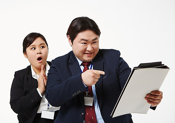 포토 JPG 스튜디오촬영 라이프스타일 여자 남자 비즈니스 모션 함께함 실내 서기 미소 들기 사람 동양인 정장 손짓 상반신 성인 두명 앞모습 30대 비즈니스라이프 놀람 한국인 가리킴 직장인 비즈니스맨 비즈니스우먼 비만 신입사원 문서 장년만 성인만 국내포토 직업 옷 감정 뷰포인트 컨셉 표정 인종 내부 생활 장년 몸매 파일형식