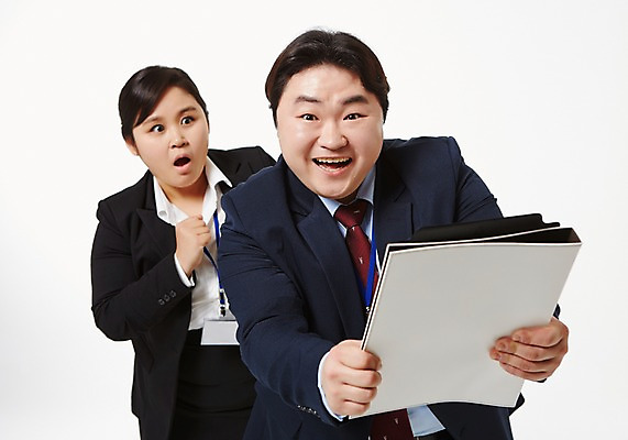 포토 JPG 스튜디오촬영 라이프스타일 여자 남자 비즈니스 모션 함께함 실내 서기 미소 들기 사람 동양인 정장 손짓 상반신 성인 두명 앞모습 30대 비즈니스라이프 한국인 직장인 비즈니스맨 비즈니스우먼 비만 신입사원 문서 파일 장년만 성인만 국내포토 직업 옷 뷰포인트 컨셉 표정 인종 내부 생활 장년 몸매 파일형식