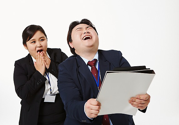 포토 JPG 스튜디오촬영 라이프스타일 여자 남자 비즈니스 모션 함께함 실내 서기 미소 들기 사람 동양인 손짓 상반신 성인 두명 앞모습 30대 비즈니스라이프 기쁨 한국인 비즈니스맨 비즈니스우먼 비만 신입사원 문서 장년만 성인만 국내포토 감정 뷰포인트 컨셉 표정 인종 내부 생활 장년 직장인 몸매 파일형식