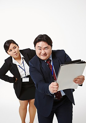 포토 JPG 스튜디오촬영 라이프스타일 여자 남자 비즈니스 모션 함께함 실내 서기 미소 들기 사람 동양인 정장 상반신 성인 두명 앞모습 30대 비즈니스라이프 한국인 직장인 비즈니스맨 비즈니스우먼 비만 신입사원 문서 장년만 성인만 국내포토 직업 옷 뷰포인트 컨셉 표정 인종 내부 생활 장년 몸매 파일형식