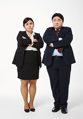 포토 JPG 스튜디오촬영 전신 라이프스타일 응시 여자 남자 비즈니스 모션 함께함 실내 서기 사람 동양인 정장 성인 두명 앞모습 30대 비즈니스라이프 팔짱 한국인 직장인 비즈니스맨 비즈니스우먼 비만 고민 신입사원 장년만 성인만 국내포토 직업 시선 옷 감정 뷰포인트 컨셉 인종 내부 생활 장년 몸매 파일형식