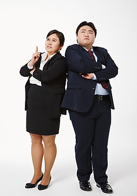 포토 JPG 스튜디오촬영 전신 라이프스타일 여자 남자 비즈니스 모션 함께함 실내 서기 사람 동양인 손짓 성인 두명 앞모습 30대 비즈니스라이프 팔짱 한국인 가리킴 직장인 비즈니스맨 비즈니스우먼 비만 고민 신입사원 장년만 성인만 국내포토 직업 감정 뷰포인트 컨셉 인종 내부 생활 장년 몸매 파일형식
