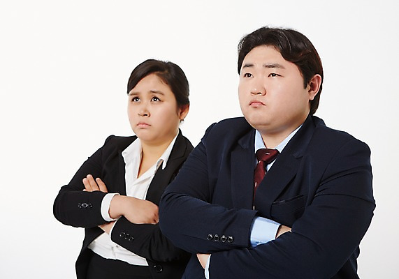 포토 JPG 스튜디오촬영 라이프스타일 응시 여자 남자 비즈니스 모션 함께함 실내 서기 사람 동양인 상반신 성인 두명 앞모습 30대 비즈니스라이프 팔짱 한국인 직장인 비즈니스맨 비즈니스우먼 비만 고민 신입사원 장년만 성인만 국내포토 직업 시선 감정 뷰포인트 컨셉 인종 내부 생활 장년 몸매 파일형식