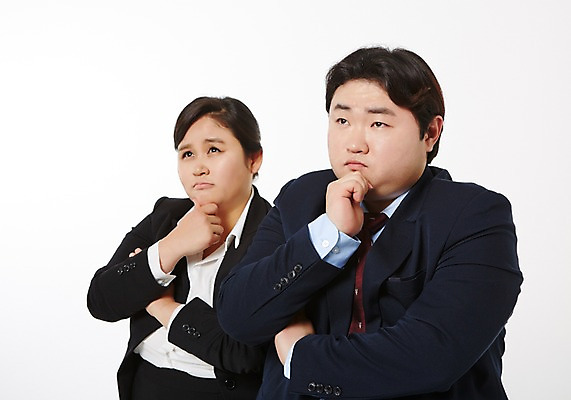 포토 JPG 스튜디오촬영 라이프스타일 응시 여자 남자 비즈니스 모션 함께함 실내 서기 사람 동양인 정장 상반신 성인 두명 앞모습 30대 비즈니스라이프 팔짱 턱괴기 한국인 직장인 비즈니스맨 비즈니스우먼 비만 고민 신입사원 장년만 성인만 국내포토 직업 시선 옷 감정 뷰포인트 컨셉 인종 내부 생활 장년 몸매 파일형식