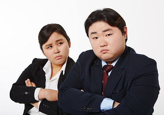 포토 JPG 스튜디오촬영 라이프스타일 응시 여자 남자 비즈니스 모션 함께함 실내 서기 사람 동양인 정장 상반신 성인 두명 앞모습 30대 비즈니스라이프 팔짱 한국인 직장인 비즈니스맨 비즈니스우먼 비만 고민 신입사원 장년만 성인만 국내포토 직업 시선 옷 감정 뷰포인트 컨셉 인종 내부 생활 장년 몸매 파일형식