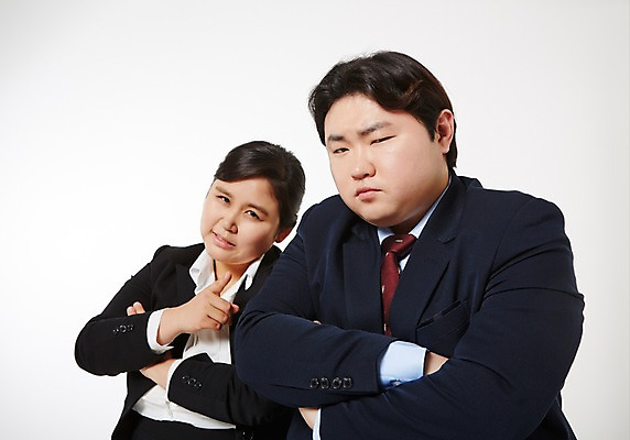 포토 JPG 스튜디오촬영 라이프스타일 여자 남자 비즈니스 모션 함께함 실내 서기 사람 동양인 정장 손짓 상반신 성인 두명 앞모습 30대 비즈니스라이프 팔짱 한국인 가리킴 직장인 비즈니스맨 비즈니스우먼 비만 고민 신입사원 장년만 성인만 국내포토 직업 옷 감정 뷰포인트 컨셉 인종 내부 생활 장년 몸매 파일형식