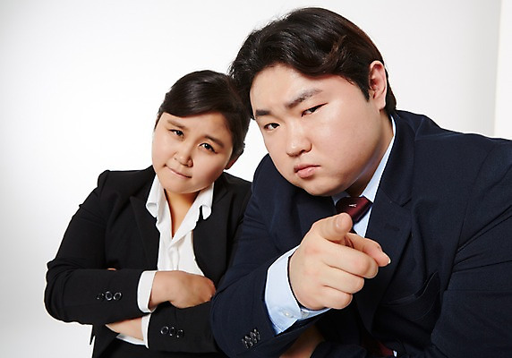 포토 JPG 스튜디오촬영 라이프스타일 여자 남자 생각 비즈니스 모션 함께함 실내 서기 사람 동양인 손짓 상반신 성인 두명 앞모습 30대 비즈니스라이프 팔짱 한국인 가리킴 직장인 비즈니스맨 비즈니스우먼 비만 고민 신입사원 장년만 성인만 국내포토 직업 감정 뷰포인트 컨셉 인종 내부 생활 장년 몸매 파일형식