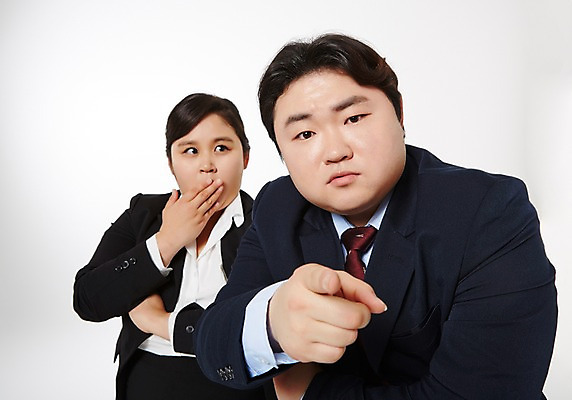 포토 JPG 스튜디오촬영 라이프스타일 여자 남자 비즈니스 모션 함께함 실내 서기 사람 동양인 정장 손짓 상반신 성인 두명 앞모습 30대 비즈니스라이프 놀람 한국인 분노 직장인 비즈니스맨 비즈니스우먼 비만 신입사원 삿대질 장년만 성인만 국내포토 직업 옷 감정 뷰포인트 컨셉 표정 인종 내부 생활 장년 몸매 파일형식