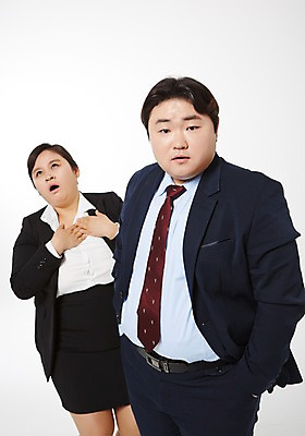 포토 JPG 스튜디오촬영 라이프스타일 여자 남자 비즈니스 모션 함께함 실내 서기 사람 동양인 정장 상반신 성인 두명 앞모습 30대 비즈니스라이프 한국인 분노 직장인 비즈니스맨 비즈니스우먼 비만 신입사원 주머니손 장년만 성인만 국내포토 직업 옷 감정 뷰포인트 컨셉 인종 내부 생활 장년 몸매 파일형식