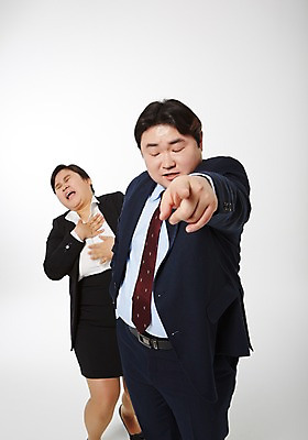 포토 JPG 스튜디오촬영 라이프스타일 여자 남자 비즈니스 모션 함께함 실내 서기 사람 동양인 정장 손짓 상반신 성인 두명 앞모습 30대 비즈니스라이프 눈감음 놀람 한국인 분노 가리킴 직장인 비즈니스맨 비즈니스우먼 비만 신입사원 장년만 성인만 국내포토 직업 옷 감정 뷰포인트 컨셉 표정 인종 내부 생활 장년 몸매 파일형식