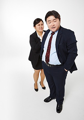 포토 JPG 스튜디오촬영 전신 라이프스타일 여자 남자 비즈니스 모션 함께함 실내 서기 사람 동양인 정장 성인 두명 앞모습 30대 비즈니스라이프 눈감음 한국인 분노 직장인 비즈니스맨 비즈니스우먼 비만 신입사원 주머니손 싸움 장년만 성인만 국내포토 직업 옷 감정 뷰포인트 컨셉 인종 내부 생활 장년 몸매 파일형식
